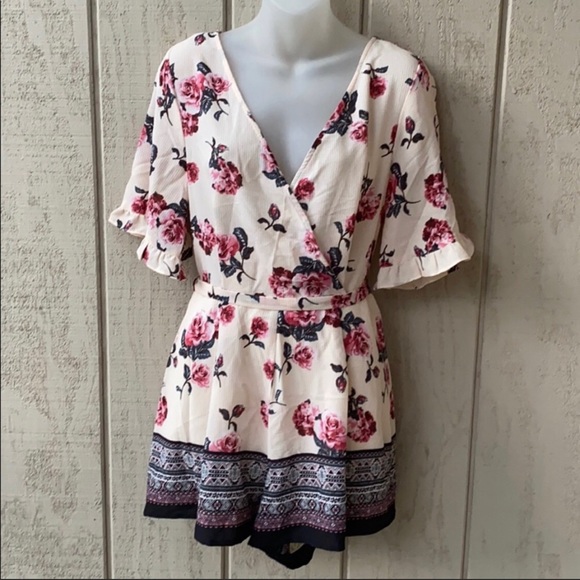 Trixxi Pants - Trixxi Boutique Floral Ruffled Romper Size Medium